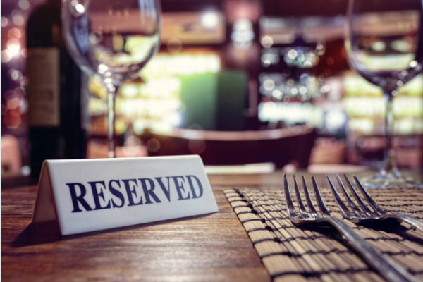 5 hình thức đặt bàn thường gặp trong nhà hàng và lưu ý khi xếp bàn cho khách
